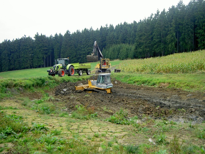 Teichentschlammung bei Kuensdorf mit Raupe, Bagger und Traktor