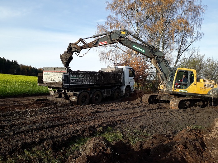 Teichentschlammung bei Kuensdorf mit Raupe und Lkw