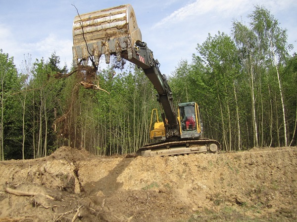 Bagger der Hagner Industrieservice Baustoffrecycling e.K. in Aktion