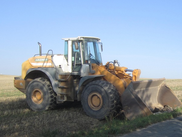 Seitenansicht von Radler der Hagner Industrieservice Baustoffrecycling e.K.