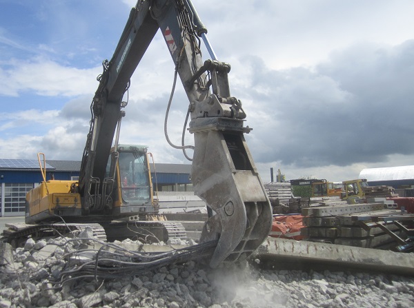 Bagger mit Pulverisierer als Anbaugerät der Hagner Industrieservice Baustoffrecycling e.K.