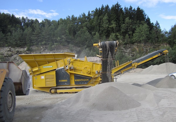 Seitenansicht einer 2- Deck Siebmaschine Keestrack Combo mit Siebgut im Vordergrund der Hagner Industrieservice Baustoffrecycling e.K.