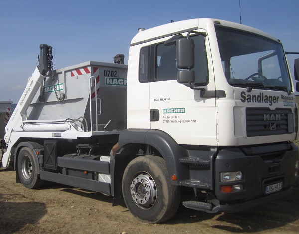 Seitenansicht eines MAN 18.410 mit Container der Hagner Industrieservice Baustoffrecycling e.K.