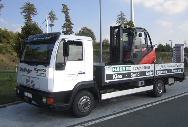 Seitenansicht eines MAN 12.224 mit Gabelstapler auf der Ladefläche der Hagner Industrieservice Baustoffrecycling e.K.