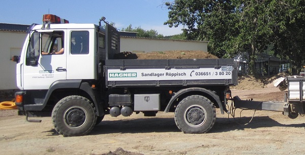 Seitenansicht eines MAN Steyer 11.224 mit Anhänger der Hagner Industrieservice Baustoffrecycling e.K.