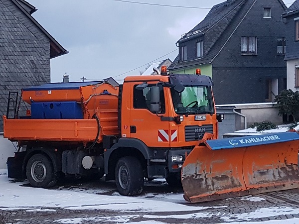 Seitenansicht eines MAN 13.240 TGM mit Schneeschild und Salzstreuer der Hagner Industrieservice Baustoffrecycling e.K.