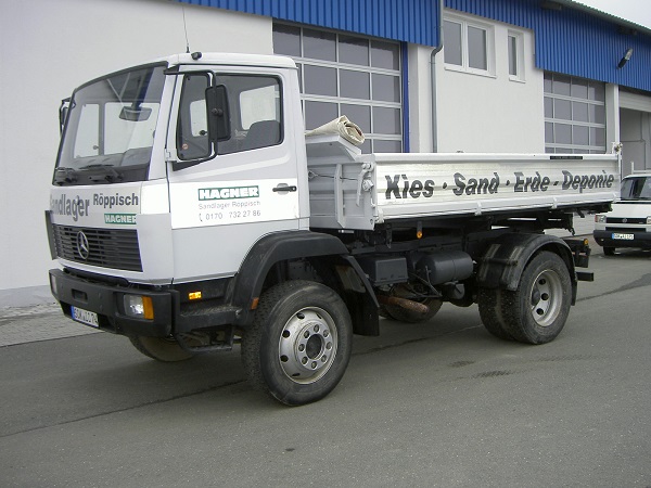 Seitenansicht eines MB 1217 AK der Hagner Industrieservice Baustoffrecycling e.K.