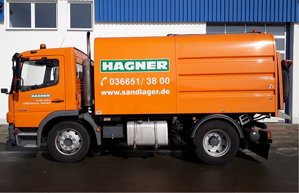 Seitenansicht einer MB HSW Kehrmaschine der Hagner Industrieservice Baustoffrecycling e.K.