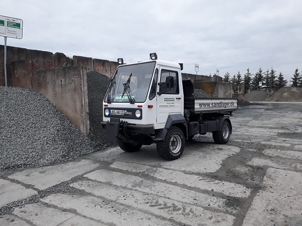 Seitenansicht eines Multicar M26.4 Lang Kommunal der Hagner Industrieservice Baustoffrecycling e.K.
